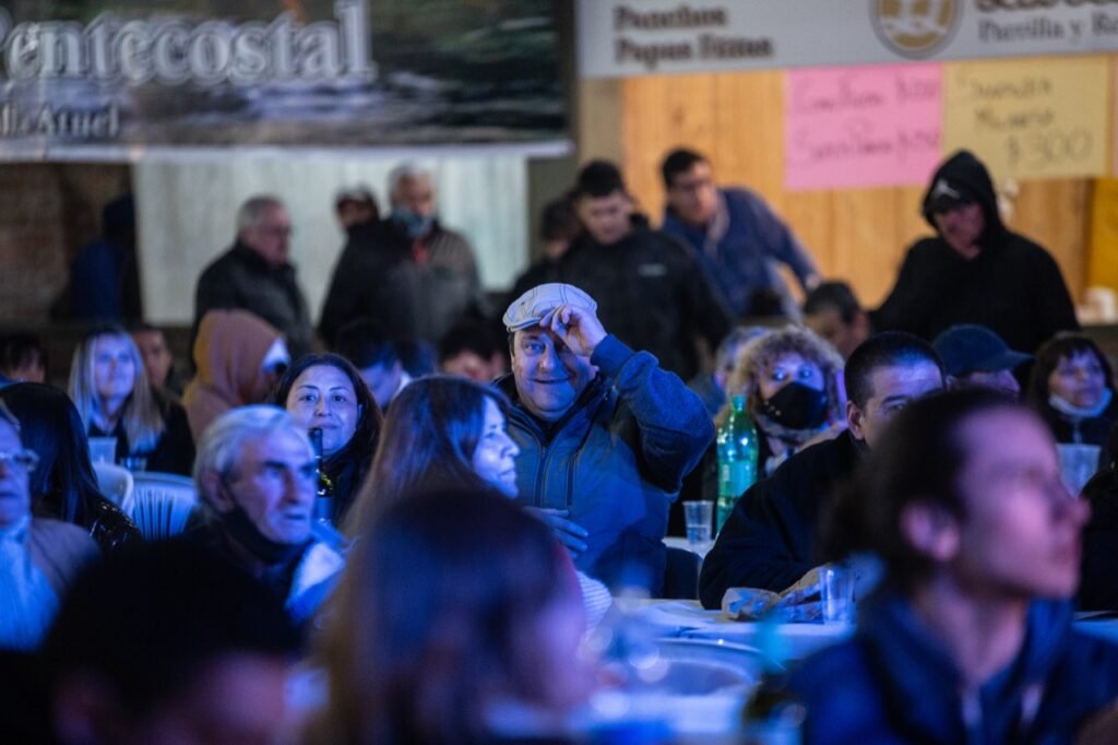 En una noche en que la temperatura se asemejó más a mayo, mes en que habitualmente se realiza la fiesta, la gente le puso el calor necesario para hacer un verdadero clima festivo. En la noche del miércoles se abrió la tranquera de la 40 edición del a Fiesta Nacional de la Ganadería de Zonas Áridas y se extenderá hasta el domingo 10. La apertura de la feria ganadera abrió formalmente un calendario festivo en Mendoza con el aditamento del regreso a la presencialidad. Y así lo vivió el público que después de dos años volvió a recorrer el predio ferial en ruta 188 y calle 7. “Nos jugamos mucho para tratar de ver el futuro, nos asesoramos y arriesgamos trabajo y dinero, para llevar adelante la organización de esta fiesta y más cuando Alvear estuvo tan complicado a causa de la pandemia, pero la moneda cayó del lado correcto y hoy inauguramos esta fiesta que es tan linda”, dijo Andrés Vavrik, presidente de la Cámara de Comercio. Como es costumbre, el único orador del acto de apertura de la Fiesta fue el intendente alvearense. En esta oportunidad Walther Marcolini eligió resaltar el esfuerzo que implicó llegar hasta el corte de cintas que dio comienzo a una nueva feria ganadera. “Pensar que hoy podamos estar inaugurando, con este marco de gente donde hay un dato central y es la alegría que tienen los chicos, por ejemplo con las escuelas secundarias que vuelven a tener sus playas de estacionamiento, y hoy que estaba frío no importó, desde muy temprano largaron. Esto hace que estemos viviendo una verdadera fiesta y eso es bueno para nuestra economía y bueno para nuestra sociedad, además la fiesta nos proyecta nuevamente y nos pone en el escenario Nacional”, afirmó Marcolini. Entre las reflexiones que dejó el jefe comunal de Alvear una vez inaugurada la exposición, hizo mención a la situación del sector productivo y en particular en la ganadería. “Estamos decididamente en un camino que no tiene vuelta atrás, que es incorporar tecnología al sector productivo para conseguir mayor productividad y para conseguir mejores rendimientos, pero cuando a uno le cambian permanentemente las reglas de juego, cuando le ponen cupos o le frenan, es muy complicado. En un país que tiene muchos problemas en su balance de pago y que necesita generar divisas hay medidas que no se entienden”, afirmó. “La fiesta es una gran vidriera a la política nacional y abogamos también porque se puedan corregir medidas de política económica que terminan afectando al sector productivo y que hace falta que traigan tranquilidad y previsibilidad”, continuó Marcolini. Los reclamos del sector productivo Entre las actividades que se desarrollarán en la Fiesta de la Ganadería, el almuerzo tradicional de los costillares al ensartador tiene un protagonismo en si mismo. La presencia confirmada este año de referentes del sector productivo y político tanto en el orden provincial y nacional, generan un ambiente único en el que se escucharán los reclamos que partes desde los ámbitos productivos. “Espero mostrar la tenacidad y la posición que tiene siempre el sector productivo, que es de no rendirse”, dijo Andrés Vavrik, presidente de la Cámara. “Las últimas decisiones del gobierno nacional nos dio motivos para salir a reclamar. Se atacó mucho al campo y se debe entender que los tiempos de la política no son los tiempos de la producción. Una mala medida implica tal vez dos años para recomponerse después. Por ahí va a pasar el eje del mensaje”, agregó. Confirmado Además del desembarco en Alvear del gobernador Suarez y todo su gabinete, el titular de la Cámara de Comercio confirmó que confluirán en la fiesta los referentes de la mesa de enlace de entidades agropecuarias (Coninagro, CRA, Federación Agraria y Sociedad Rural). También serán parte legisladores nacionales y por primera vez visitará el predio ferial la ex ministra de Seguridad de Mauricio Macri y actual presidente del PRO en el país, Patricia Bullrich. “Están confirmados y los alojamientos cerrados. Esto nos pone muy orgullosos. Bullrich fue ministra de Seguridad y cuenta con un perfil alto por más que hoy no esté en ningún cargo. En cuanto a la presencia de las cuatro entidades del campo, habla también mucho de la fiesta porque significa que tomó un vuelo importante”.